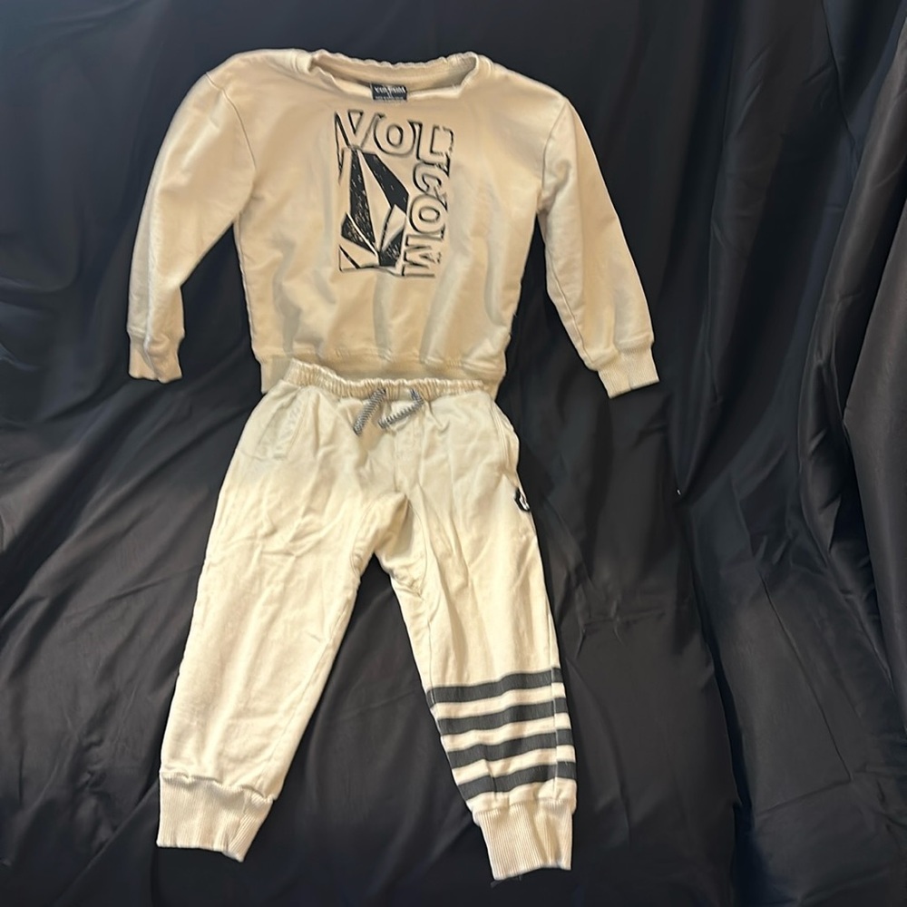 COPY - Volcom 2 piece sweatsuit 4t NWOT